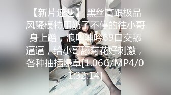 美女在厕所拿出化妆镜掰开小逼检查白带