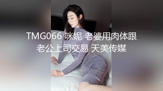 看到隔壁家小妹下班回来,急忙到卫生间窗户后面偷窥她洗澡