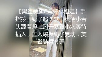 强烈推荐 极品美女被17CM长屎摁 头深喉，激战竞技台爆操