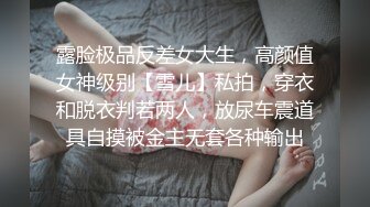 牛仔短裤大长腿贫乳美女和炮友居家啪啪，近距离特写口交舔屌，翘起屁股舔逼后入撞击美臀，毛毛修剪过掰穴诱人