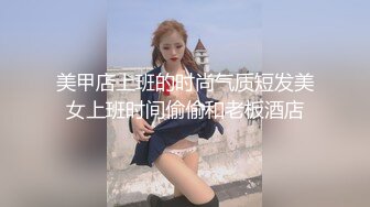  大奶肥臀超骚的小女人让大哥镜头前调教玩弄，小嘴塞满大鸡巴，撅着屁股舔菊花