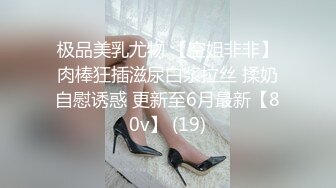 全景偷拍牛仔裤大长腿小美女 憋了好久尿的很急