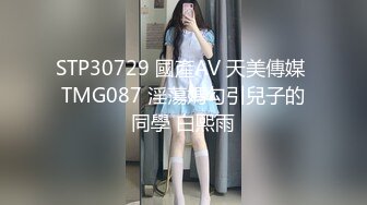 餐厅女厕超近距离偷拍眼镜妹嘘嘘 小嫩B刚刮过B毛