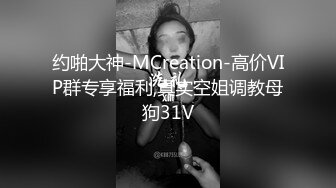    樱桃小丸子主播说自己干十来分钟就会喷水，果然骚穴边被鸡巴插着边喷水，弄得满床都是