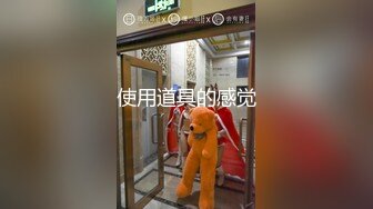 【新片速遞】✿户外刺激✿ 两个白富美在早茶闹市跳蛋自慰 鲜鲍溢出白色淫汁 周围都是一群人在唠嗑 偷偷潮吹喷了一地淫水太刺激了