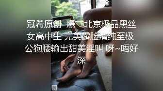 高挑妩媚女郎真是性爱狂野啊嘴和鼻子埋屁股里就是舔双鸡巴插后门拳头都捅到菊花里太狠了