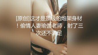  粉色头发卡哇伊眼镜萌妹子啪啪，特写深喉交上骑乘晃动大奶