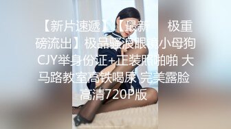 和女友的周末：太爽了太爽了啊啊啊啊。两根手指扣她小骚穴，淫水多多！