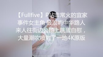 学校女厕偷拍漂亮学妹 想把手机伸进去拍她的脸 被发现了来一脚 辛亏躲的快不然摄像头都踢坏了