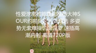 洋妞撕开丝袜让你看嫩穴