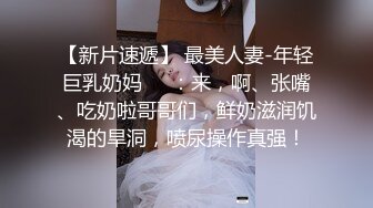 卷发美女穿着背心给自己的男友吃鸡鸡