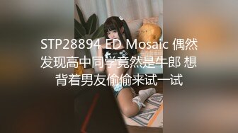 变态偷拍牛人闯入女厕手持拍摄美女们尿尿,还猛闻女神换下来的卫生护垫,说真香,最后用来撸一发