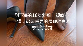 【新片速遞】 你的女友加班在办公桌下面给我吃肉棒呢，跟你说不用做晚饭了，享用着美味！