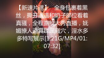 看着一旁的女友和她闺蜜放肆偷情