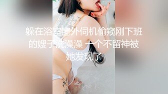 酒店女厕全景偷拍一袭长裙美女伴娘的肥美大鲍鱼