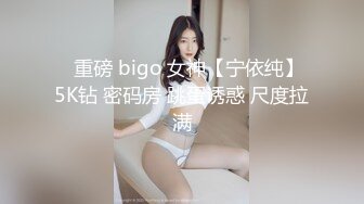 【新片速遞】 全景厕拍素花连衣裙美女❤️镜子反光照亮了美鲍鱼和肥美的阴唇