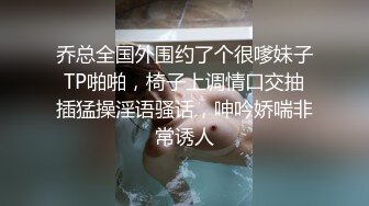  极品两个熟女少妇双飞大战瘦瘦哥哥，已撸鸡巴很翘，浴池洗澡多人的淫乱