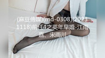 玩弄风骚小女友，对着镜子站在地上玩弄吃奶抠逼