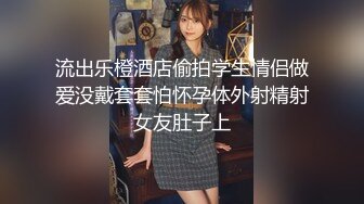 做爱高手舔屄的同时拿手指扣屄女人受不了