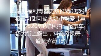 上海三线美女嫩模和异国弯屌男激烈啪啪自拍,在游泳池里抠逼后又在沙发上狠狠抽插,换上情趣服又在床上搞!