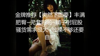 屌丝门缝下偷窥女邻居洗澡在手淫 故意压着嗓子淫笑了几声,妹子瞬间动作僵硬住了.