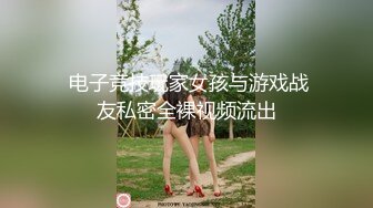 冒死潜入女生宿舍爬墙偷窥漂亮女生洗澡洗,