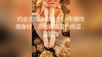 推特网红洛杉矶华人留学生『妮可』高顔值性爱私拍，约战两粉丝疯狂3P，前怼后操，爆射一逼