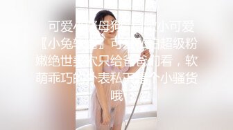 长发牛仔裤性感妹子舔奶调情再到床上口交骑乘猛操