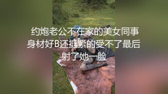 花臂纹身娇小身材贫乳美女小姐姐，性感开档黑丝高跟鞋，振动棒抽插坐在浴室地上自慰，跪着翘起美臀摆弄