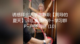 颜值不错的风骚女模特，大辫子漏出骚奶子诱惑狼友跟两位大哥激情3P，让小哥吃奶玩逼轮流爆草抽插，浪叫呻吟