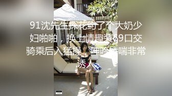 会所小姐服务完后换上内衣目测对A，丁字裤的屁股很想抓