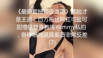 靠近镜头美女给你喂奶了