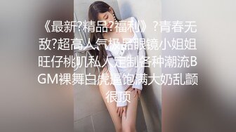 粉嫩的少女露脸大秀直播，听狼友指挥脱光光在床上诱惑狼友，撅着屁股掰开骚逼给狼友看，互动狼友撩骚不断