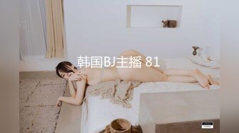   绿帽淫妻 咱两谁大 你的大 今晚媳妇有福了 歌唱一半老婆单男没了 找了下在给单男擦大鸡巴要尝鲜呢