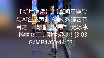  激情4P玩弄床上的两位年轻女奴，撅着屁股让两位小哥把跳弹塞进逼里扩阴器玩弄