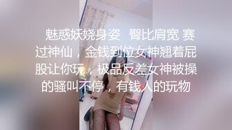 一线天无毛极品粉穴嫩妞和小男友居家啪啪，特写美穴边插嘴，翘起屁股小拇指插逼，按着双腿正入抽插掰穴给你看