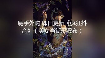 偷窥美容院，美艳妈妈抱着儿子一过来，边做着面部美容边脱下奶罩喂淘气儿子鲜乳奶，两只都要喝才不闹腾 哎呦奶头挺粉的！