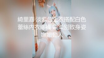 妹子就这么大大方方走进女厕所把同学嘘嘘拍了个遍