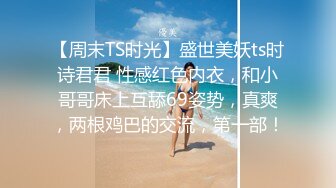 清纯系美少女新花样小板凳上骑坐，光滑美臀深插，爽的高潮喷水