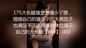 【两只小母狗】00后眼镜妹和姐妹一起，翘起美臀玻璃棒双洞齐插，一线天馒头肥穴，穿戴假屌骑乘操逼，年龄不大骚的很