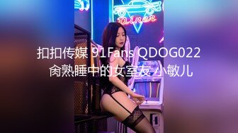 大哥的小女人露脸颜值不错，非常乖巧听话让大哥扒光了玩弄，先舔乳头再舔鸡巴和蛋蛋，无套抽插直接内射