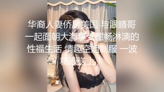 约两个巨乳妹子玩嗨了就顺便裸泳一下