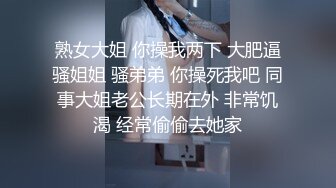 寂寞姐儿子带帅哥和妈妈一块户外大树下玩3P一前一后干翻骚妈