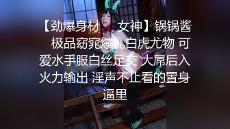 真实年轻小夫妻，在家给老铁们直播，开档黑丝袜美腿，美女骑上来扭动小腰，镜头对着大屁股特写，射在丝袜上多毛骚逼