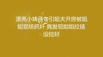 后入无毛嫩穴精液流出