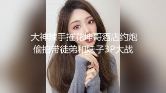   风骚美少妇寻求刺激，打着电话被无套后入操逼，表情夸张极其享受特写超粉穴