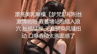 很开放的制服人妻玩三P，酒店被操，后入各种姿势很骚