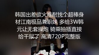 【新片速遞】  商场女厕近距离偷窥牛仔短裤少妇的多毛小黑鲍