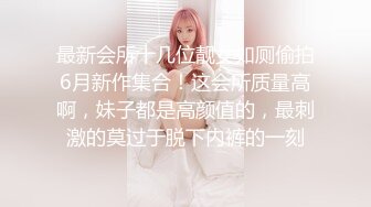 清純天真爛漫眼鏡文藝女婊，墻上掛著自己藝術寫真照，很反差