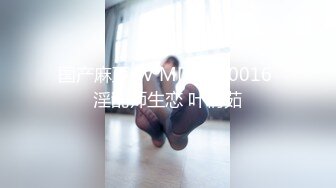   短发清纯系美女3P双男全身纹身小哥，按着双腿抽插无套内射，中场休息再来一炮，扶着屁股后入爆插